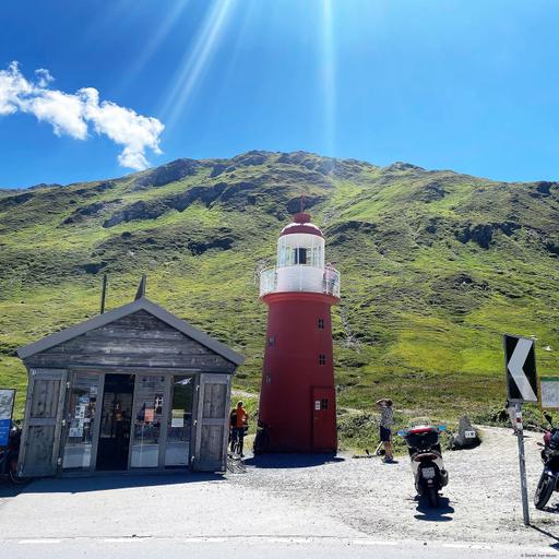 Ein Leuchtturm in den Schweizer Alpen