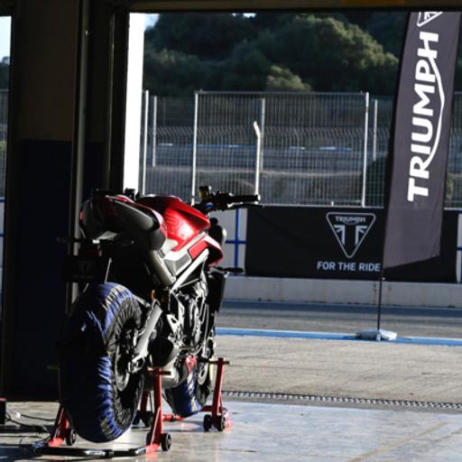 Powernakedbike mit 130 PS? Die Street Triple RS 2023 im Test bei 1000PS