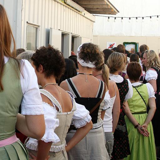 Öffentliche Toiletten - Warum Frauen länger warten müssen
