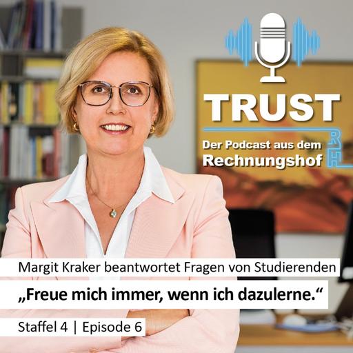 Präsidentin Margit Kraker beantwortet Fragen von Studierenden