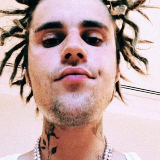 Justin Bieber’s dreads look like Grinch fingers