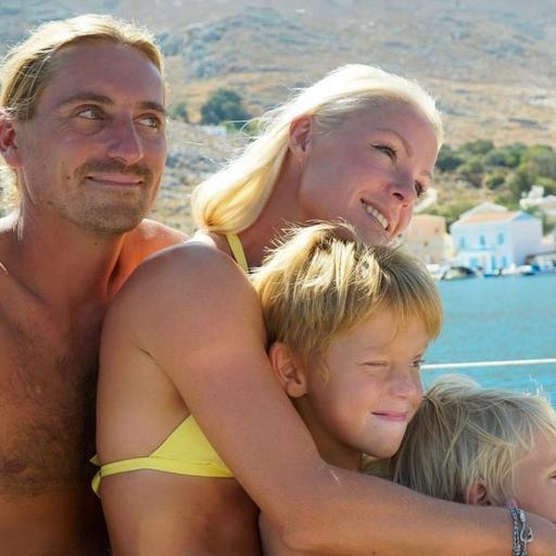 Laura & Ross, Sailing Holly Blue - The Ocean Cruisers Podcast - Chat 99