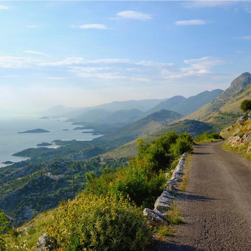 Montenegro: Autorin Julia Finkernagel über ihre Reisen “Ostwärts”, Bären und Kloster Ostrog