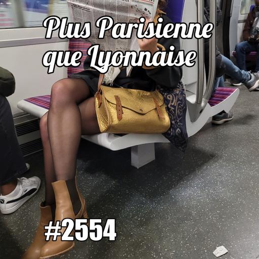 Plus parisienne que lyonnaise, trois jeunes femmes dans le bus