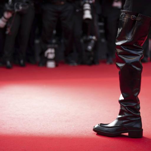 Läderstövlar, latex och piskor – därför är BDSM (fortfarande) en så populär modereferens