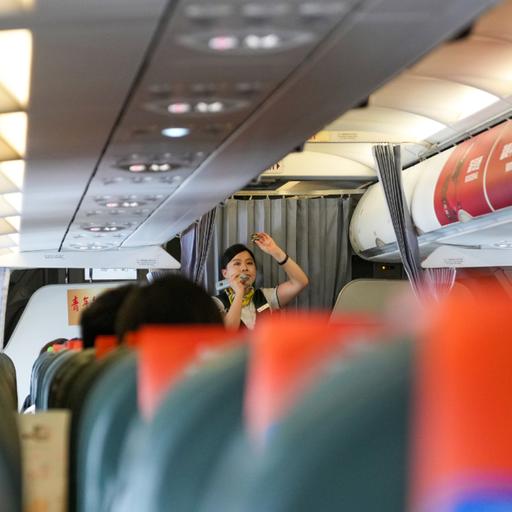 Tuyển tiếp viên đã lập gia đình và có con: Cơ hội việc làm mới cho phụ nữ?