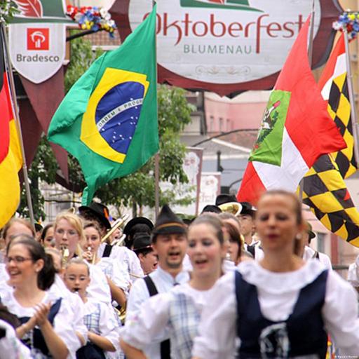 A curiosa relação do Brasil e do mundo com o estrangeiro