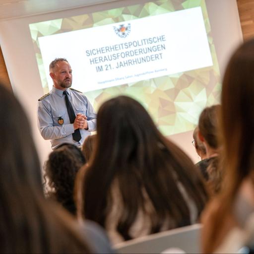 GEW sieht Bundeswehr-Offiziere im Unterricht skeptisch