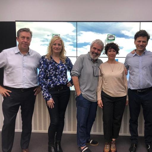 Territorio Comanche: Valentino vistió a la mujer de rojo