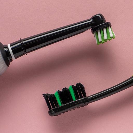 Manuale o elettrico? Lo spazzolino giusto per iniziare bene la giornata