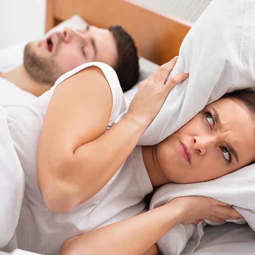 Russamento e apnee notturne: i segnali da non sottovalutare e le soluzioni per dormire meglio