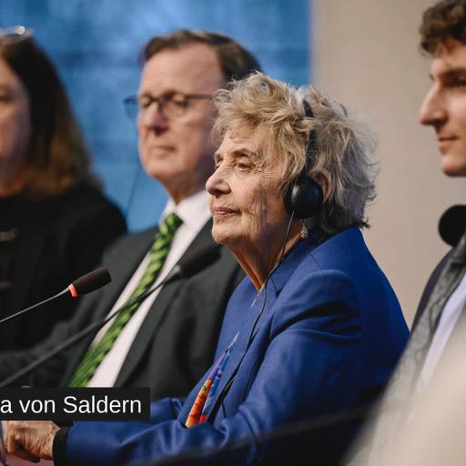 Junge Menschen im Gespräch mit Gedenk­rednerin Tova Friedman