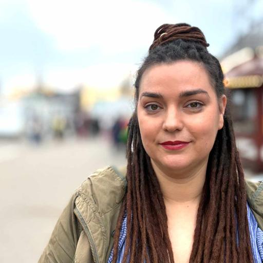 »Ich erzähle von meinen Beinen« - Ein Gespräch mit Cornelia Travnicek