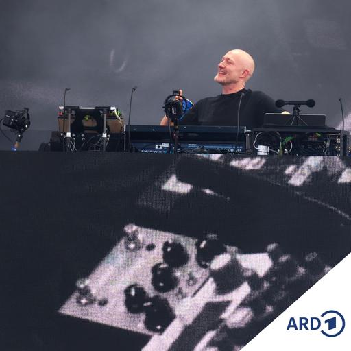 Paul Kalkbrenner lockt trotz Hitze Tausende aufs Heiligengeistfeld