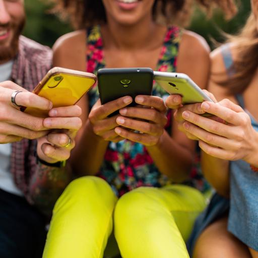 Un grupo de WhatsApp que cambia de nombre según el restaurante al que van