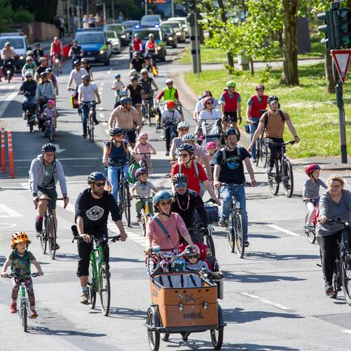 Kakadu - bei euch - Anouk macht bei einer Fahrraddemo mit