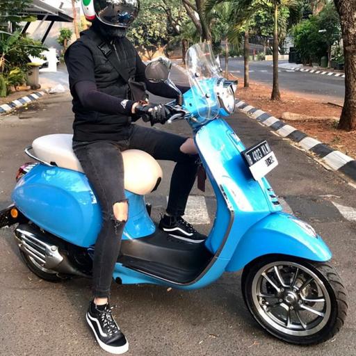 Sneakers di kalangan bikers.