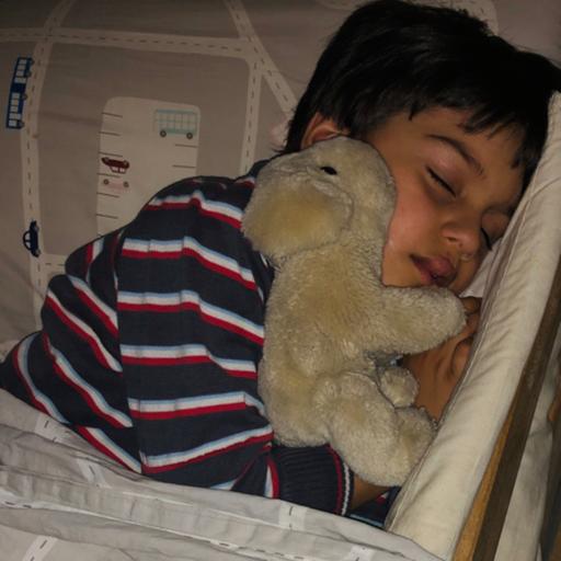 چرا تو اتاق ساکت و تاریک بخوابم؟؟؟🤨🤔